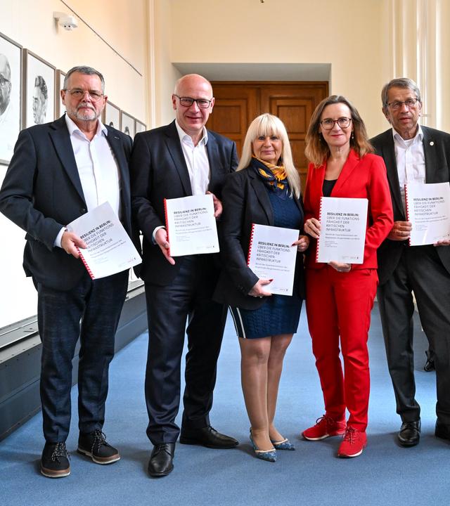 Berlin: Kommissionsmitglieder Uwe Nerger (l-r), Kai Wegner (CDU), Iris Spranger (SPD), Sigrid Nikutta, Heyo Kroemer und Albrecht Broemme, stehen nach der Pressekonferenz der Expertenkommission zum großen Stromausfall Anfang des Jahres 2026 nebeneinander und halten den Bericht in der Hand.