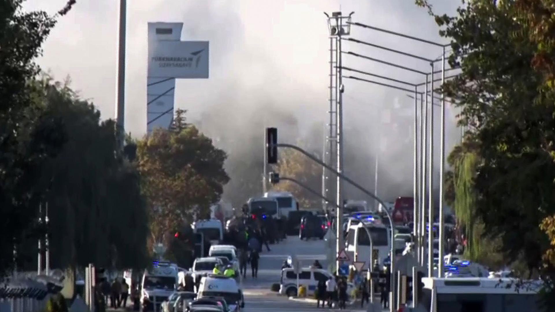  Rauch steigt auf, während Rettungsteams und Polizeibeamte am Stadtrand vor dem Unternehmensgelände der Türkischen Luft- und Raumfahrt eintreffen. 