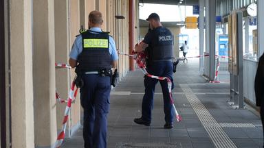 Auf dem Bild zu sehen ist: Augsburger Polizisten, die den Bahnhof absperren