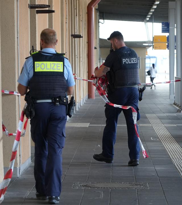 Auf dem Bild zu sehen ist: Augsburger Polizisten, die den Bahnhof absperren