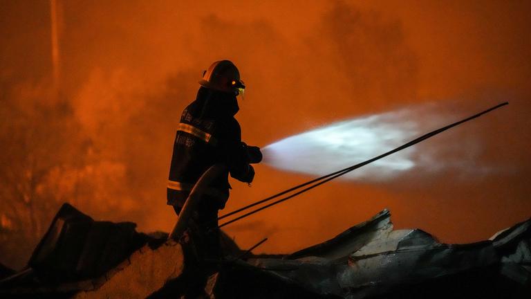Ein Feuerwehrmann arbeitet vor Ort nach einer Explosion in einer Feuerwerksfabrik in der Stadt Guandu in Liuyang in der zentralchinesischen Provinz Hunan.