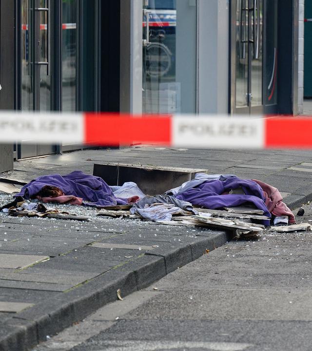 Scherben und Kleidungstücke liegen vor einem Geschäft in der Ehrenstraße in Köln, aufgenommen am 18.09.2024