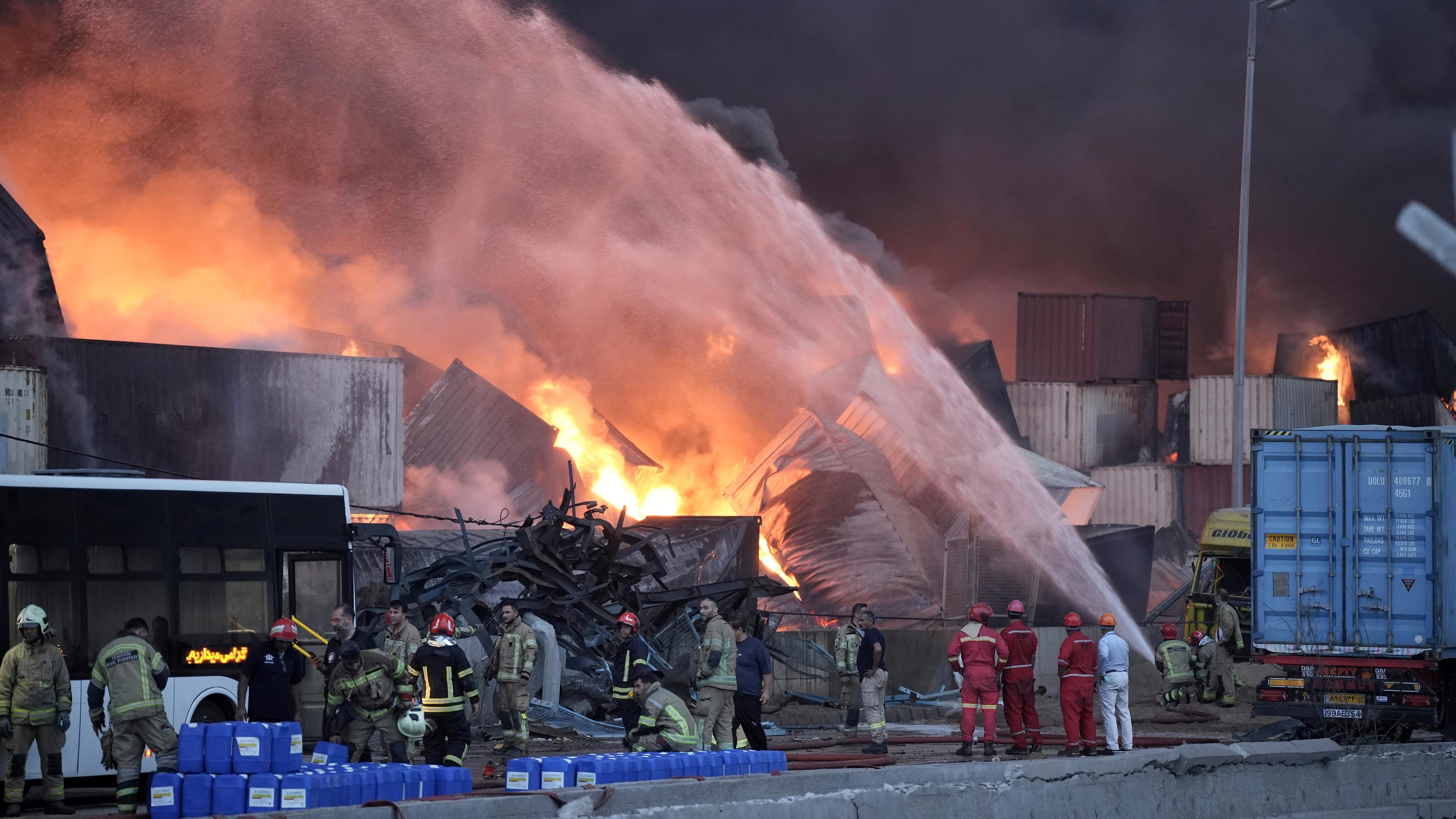 Feuerwehrleute versuchen ein Feuer zu löschen, nachdem am Vortag eine massive Explosion und ein Brand einen Hafen in der Nähe der südlichen Hafenstadt Bandar Abbas im Iran erschüttert hatten