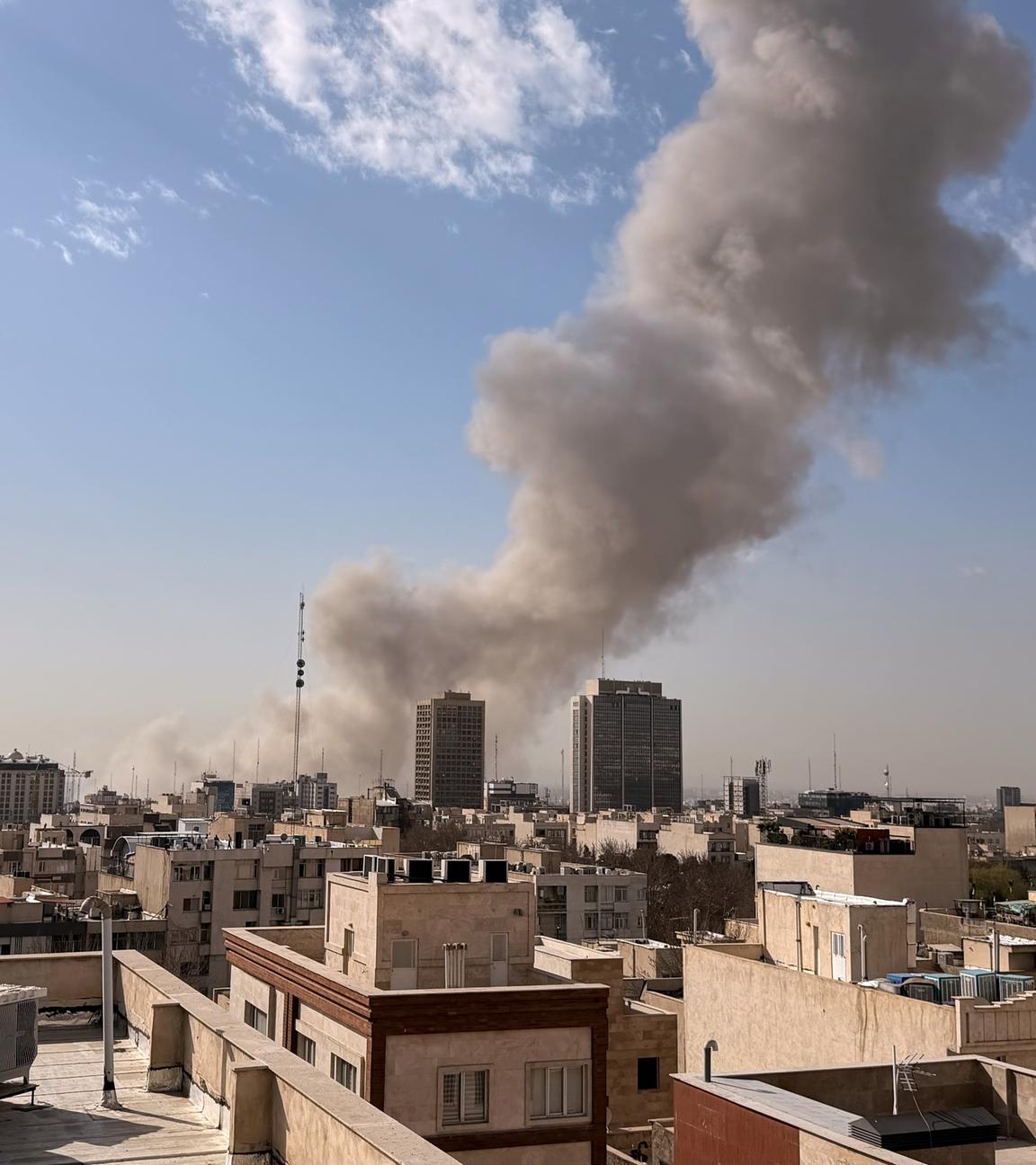 Rauch steigt nach einer Explosion im Hintergrund von Häusern auf.