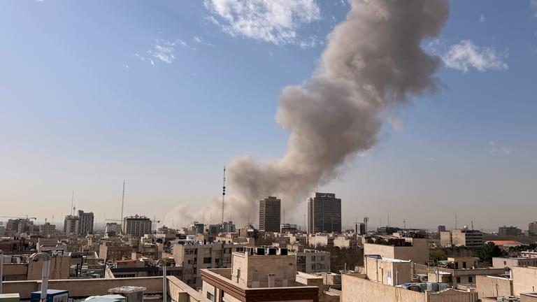 Rauch steigt nach einer Explosion im Hintergrund von Häusern auf.