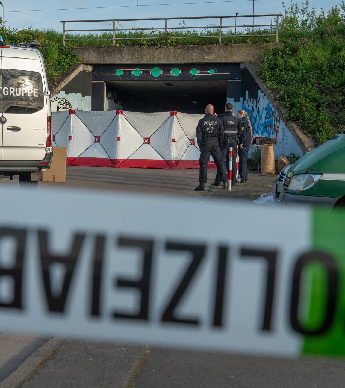 Polizei und Feuerwehr sind an einer Unterführung im Einsatz. Der Einsatzort ist abgesperrt und der Tunnel mit einem Sichtschutz verdeckt.