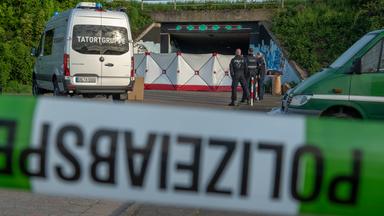 Polizei und Feuerwehr sind an einer Unterführung im Einsatz. Der Einsatzort ist abgesperrt und der Tunnel mit einem Sichtschutz verdeckt.