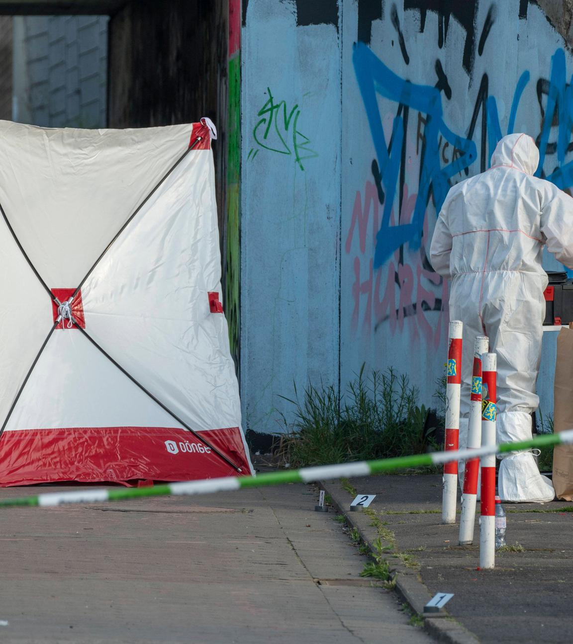 Einsatzkräft der Polizei nach Explosion in Völklingen
