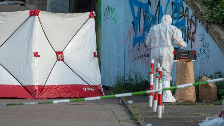 Einsatzkräft der Polizei nach Explosion in Völklingen