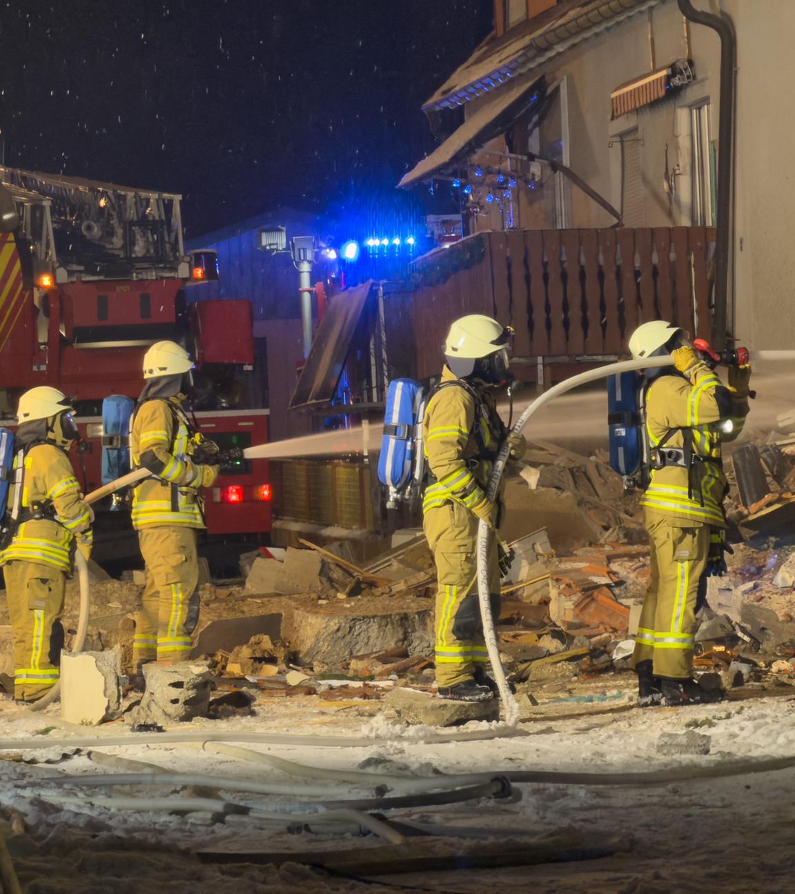 Feuerwehrleute arbeiten am Ort einer Explosion.
