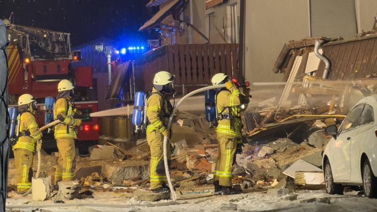 Feuerwehrleute arbeiten am Ort einer Explosion.