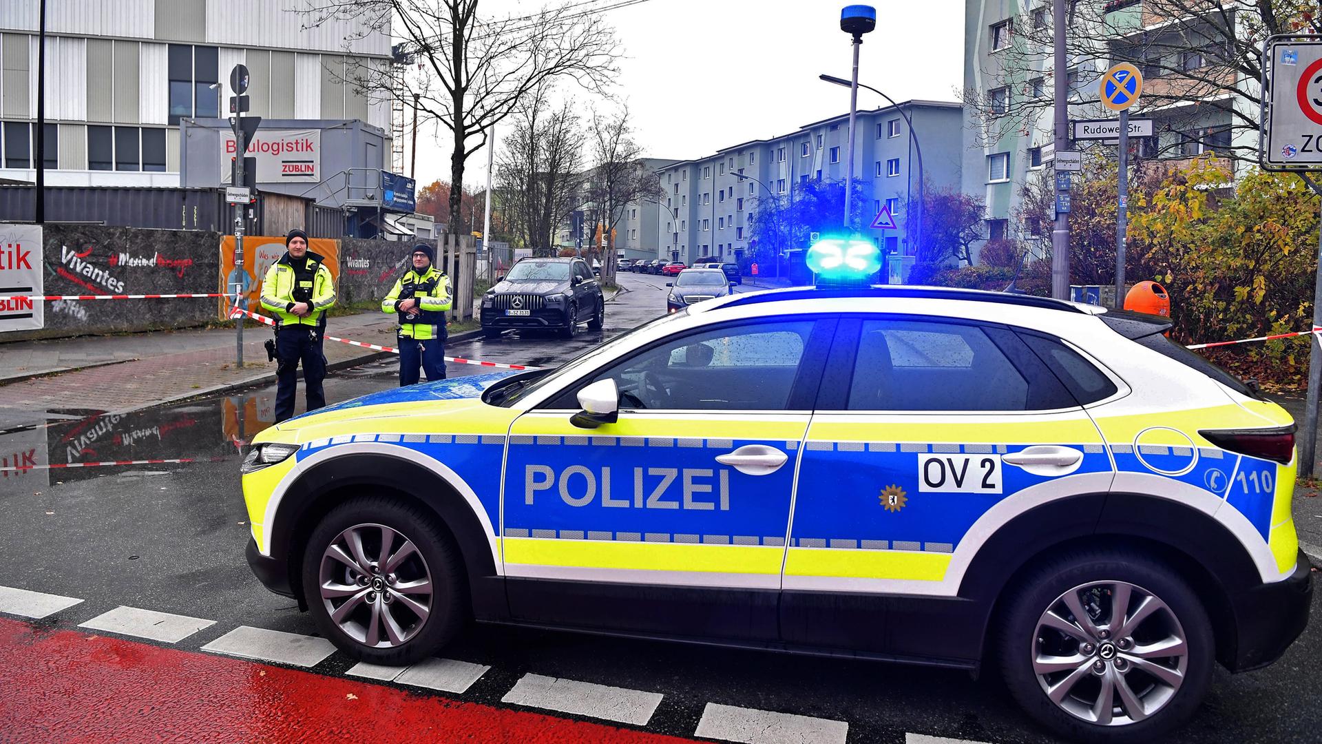in Polizeifahrzeug steht in Berlin-Buckow im Bezirk Neukölln an der Zufahrt zum dortigen Krankenhaus, aufgenommen am 11.11.2025