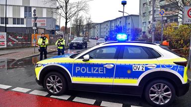 in Polizeifahrzeug steht in Berlin-Buckow im Bezirk Neukölln an der Zufahrt zum dortigen Krankenhaus, aufgenommen am 11.11.2025