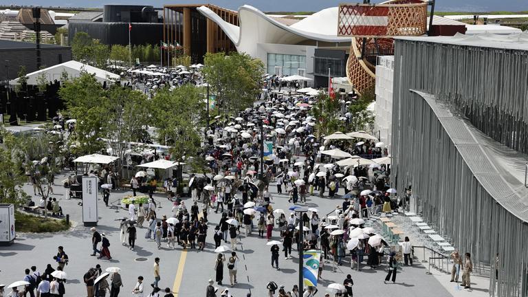 Die Weltausstellung Expo von oben. Menschenmassen und verschiedene Gebäude