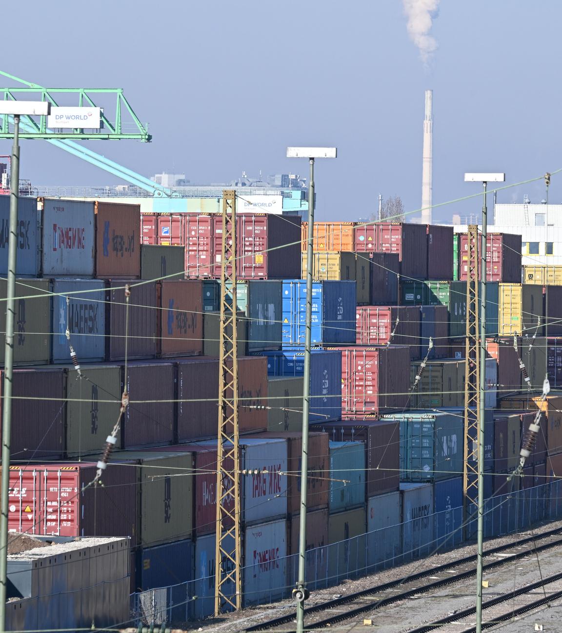   Am Neckarhafen bei Stuttgart werden Container mit Waren verladen. Zum ersten Mal seit zwei Jahren meldet das Statistische Bundesamt wachsende Exporte. 