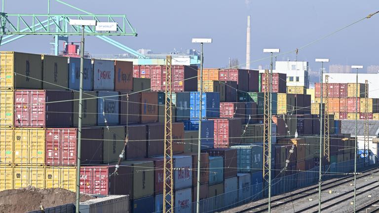   Am Neckarhafen bei Stuttgart werden Container mit Waren verladen. Zum ersten Mal seit zwei Jahren meldet das Statistische Bundesamt wachsende Exporte. 