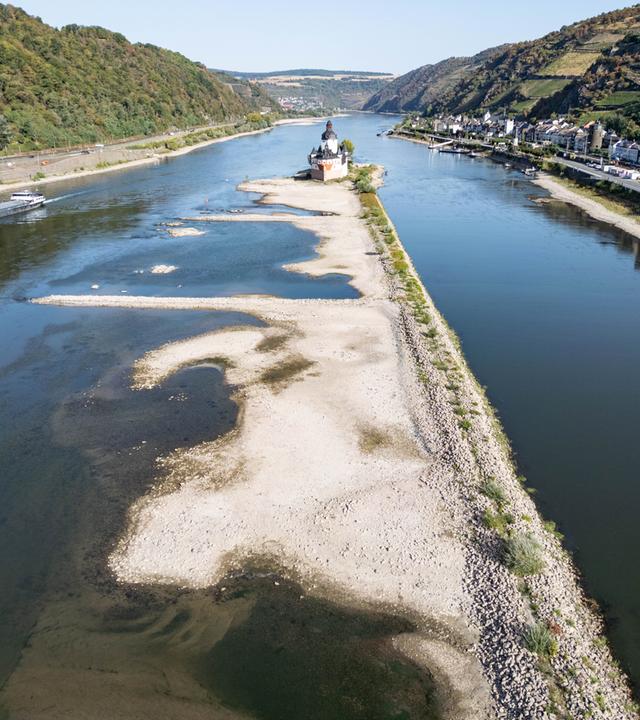 Rheinland-Pfalz, Kaub: Extremes Niedrigwasser auf dem Rhein lässt an der Festung Pfalzgrafenstein den Grund des Flusses sichtbar werden