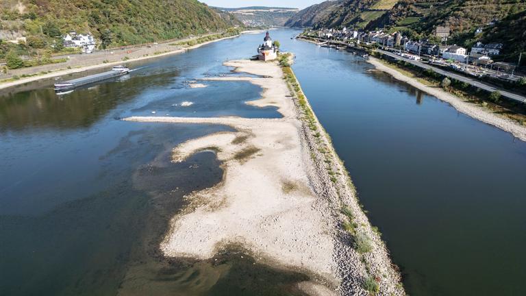 Rheinland-Pfalz, Kaub: Extremes Niedrigwasser auf dem Rhein lässt an der Festung Pfalzgrafenstein den Grund des Flusses sichtbar werden