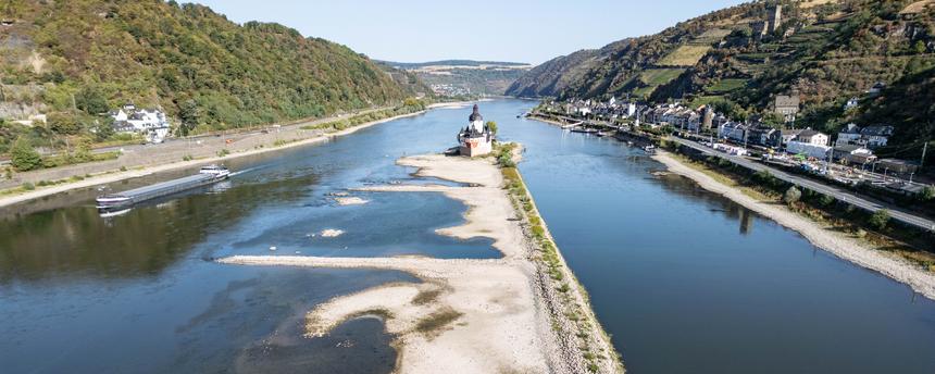 Rheinland-Pfalz, Kaub: Extremes Niedrigwasser auf dem Rhein lässt an der Festung Pfalzgrafenstein den Grund des Flusses sichtbar werden