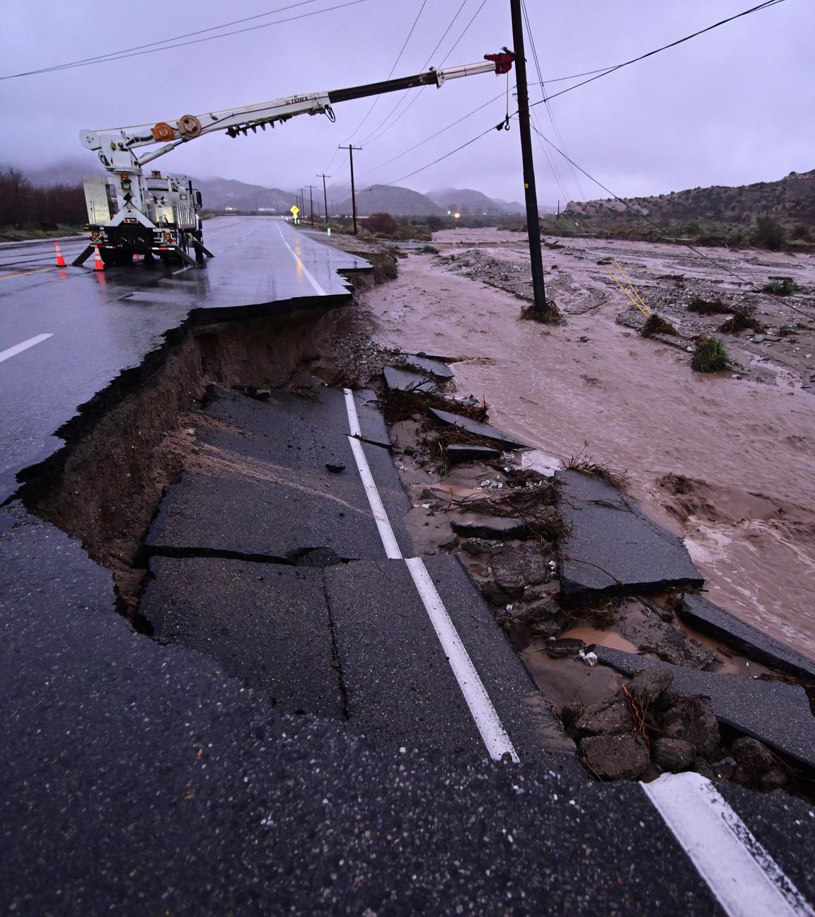 Ein Teil der California State Route 138 wird außerhalb von Wrightwood, Kalifornien, von den Fluten weggespült
