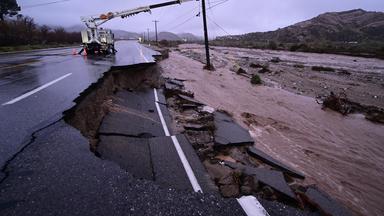 Ein Teil der California State Route 138 wird außerhalb von Wrightwood, Kalifornien, von den Fluten weggespült