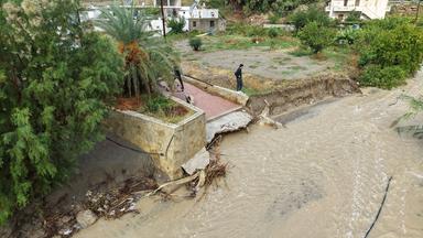 Eine Luftaufnahme eines überfluteten Gebiets in der Nähe der Stadt Ierapetra auf der Insel Kreta.