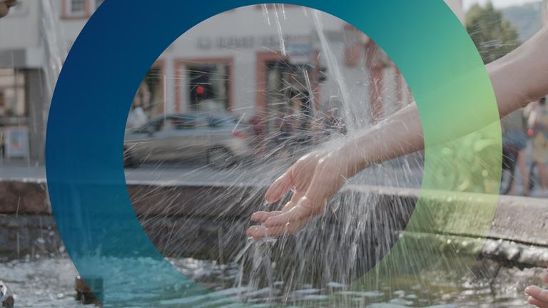 Abkühlung am Brunnen