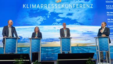 Sven Plöger (l-r), Meteorologe und Buchautor, Gesine Mollenhauer, Vizedirektorin am Alfred-Wegener-Institut, Geologe Helge Scheunemann, Jones Lang LaSalle SE, Leiter der Forschungsabteilung Deutschland, und Tagungspräsident Frank Böttcher geben eine Pressekonferenz zum 16. Extremwetterkongress an der HafenCity Universität Hamburg.