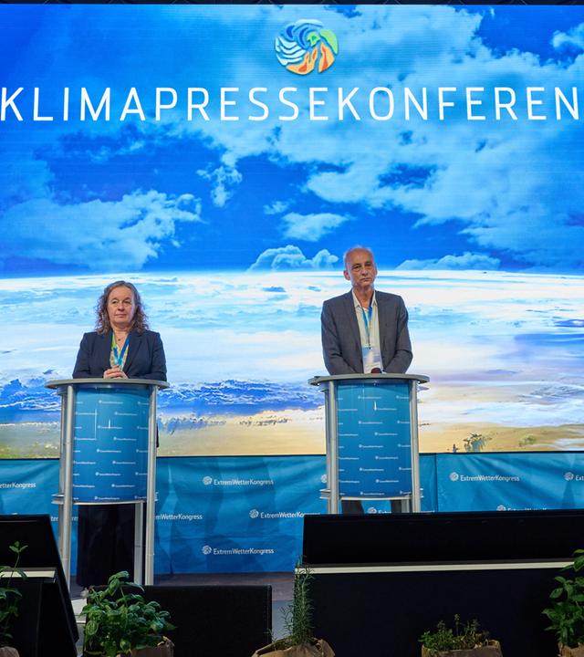 Sven Plöger (l-r), Meteorologe und Buchautor, Gesine Mollenhauer, Vizedirektorin am Alfred-Wegener-Institut, Geologe Helge Scheunemann, Jones Lang LaSalle SE, Leiter der Forschungsabteilung Deutschland, und Tagungspräsident Frank Böttcher geben eine Pressekonferenz zum 16. Extremwetterkongress an der HafenCity Universität Hamburg.