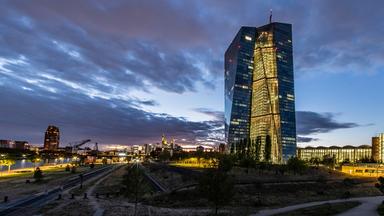 Die Sonne geht über der Skyline und dem Tower der Europäischen Zentralbank (EZB) unter. (Archiv)