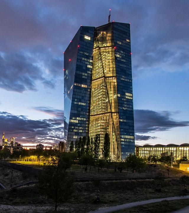 Die Sonne geht über der Skyline und dem Tower der Europäischen Zentralbank (EZB) unter. (Archiv)