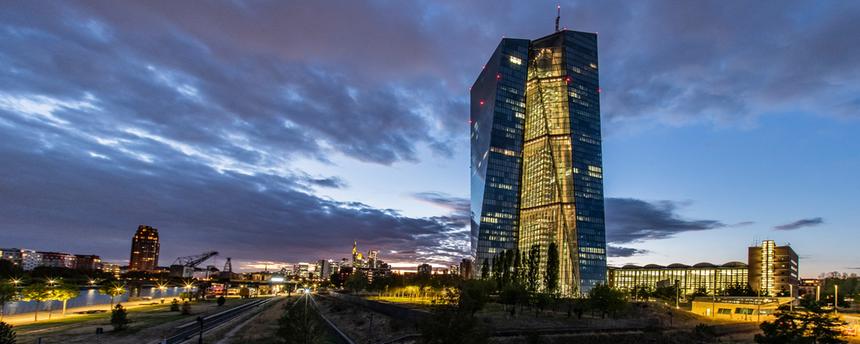 Die Sonne geht über der Skyline und dem Tower der Europäischen Zentralbank (EZB) unter. (Archiv)