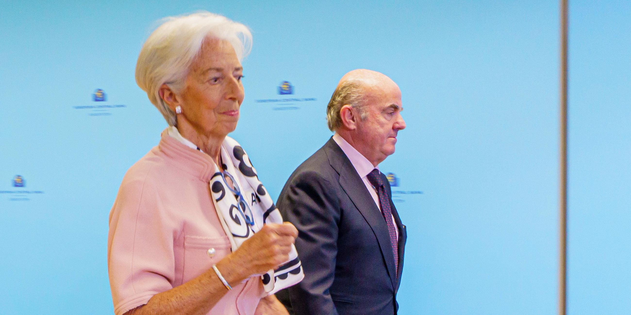 Frankfurt/Main: Christine Lagarde (l), Präsidentin der Europäischen Zentralbank (EZB), und Luis de Guindos, Vizepräsident der Europäischen Zentralbank (EZB), treten vor die Journalisten.