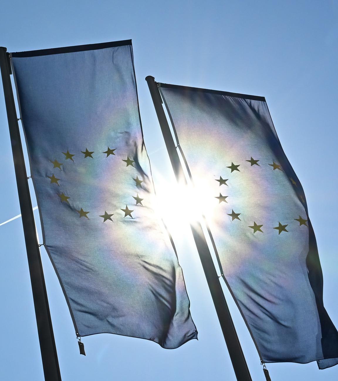 Drei Flaggen der Europäischen Union hängen vor der Europäischen Zentralbank (EZB) in Frankfurt.