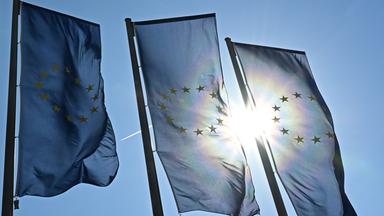 Drei Flaggen der Europäischen Union hängen vor der Europäischen Zentralbank (EZB) in Frankfurt.