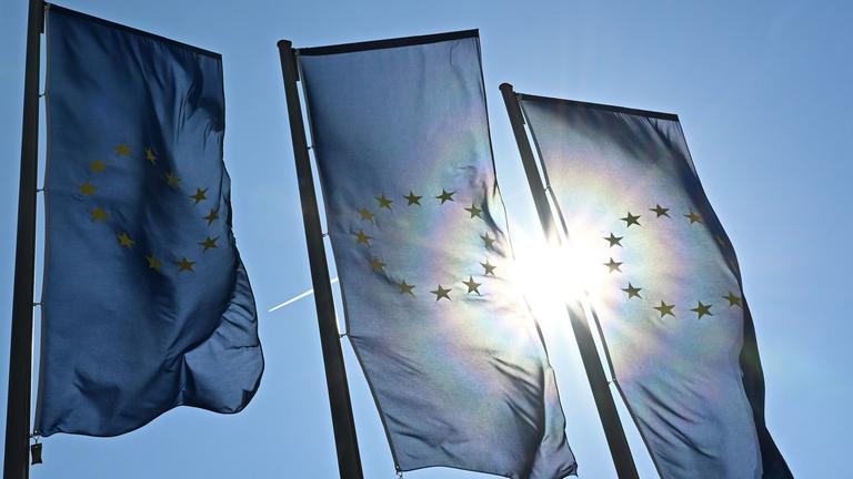 Drei Flaggen der Europäischen Union hängen vor der Europäischen Zentralbank (EZB) in Frankfurt.