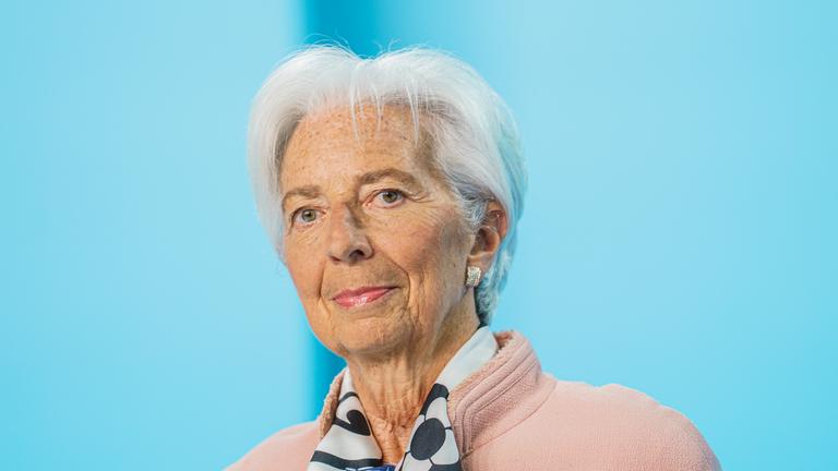 17.04.2025, Hessen, Frankfurt/Main: Christine Lagarde, Präsidentin der Europäischen Zentralbank (EZB), äußert sich zur jüngsten Zinsentscheidung der Zentralbank gegenüber den Journalisten. Die Europäischen Zentralbank (EZB) hat ihre Zinsentscheidung verkünden. 