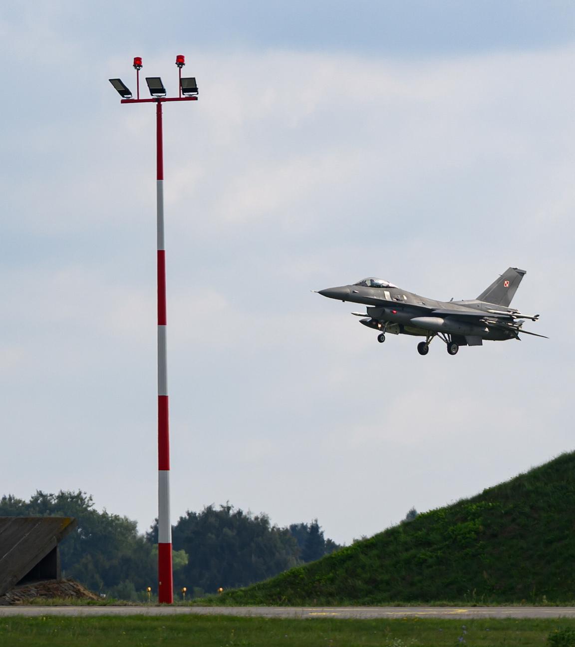 Polen: Ein F-16 Jet fliegt.