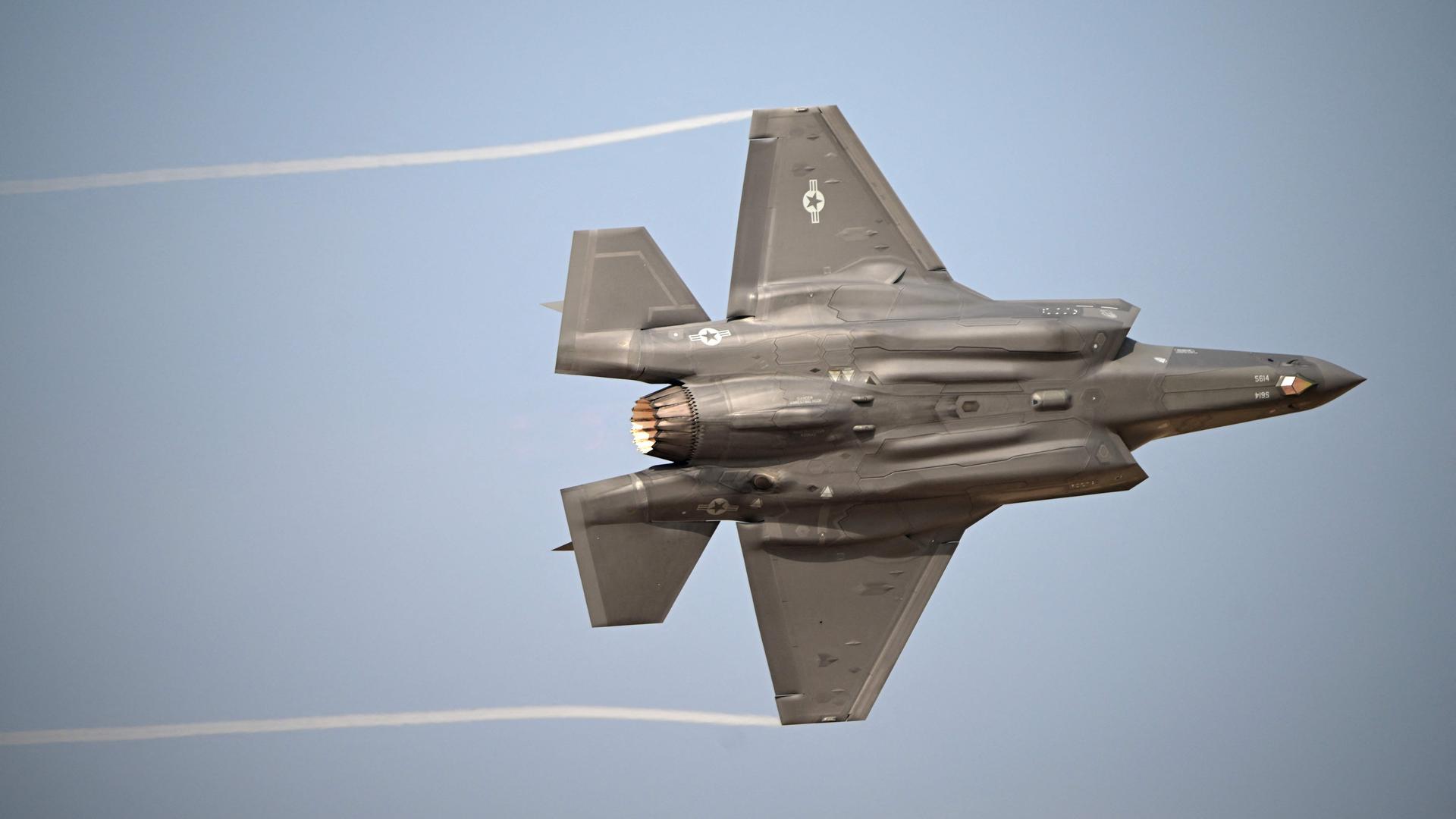 Eine Lockheed Martin F-35 Lightning II führt während der Dubai Airshow 2025 einen Vorführflug durch