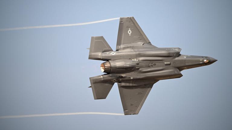 Eine Lockheed Martin F-35 Lightning II führt während der Dubai Airshow 2025 einen Vorführflug durch