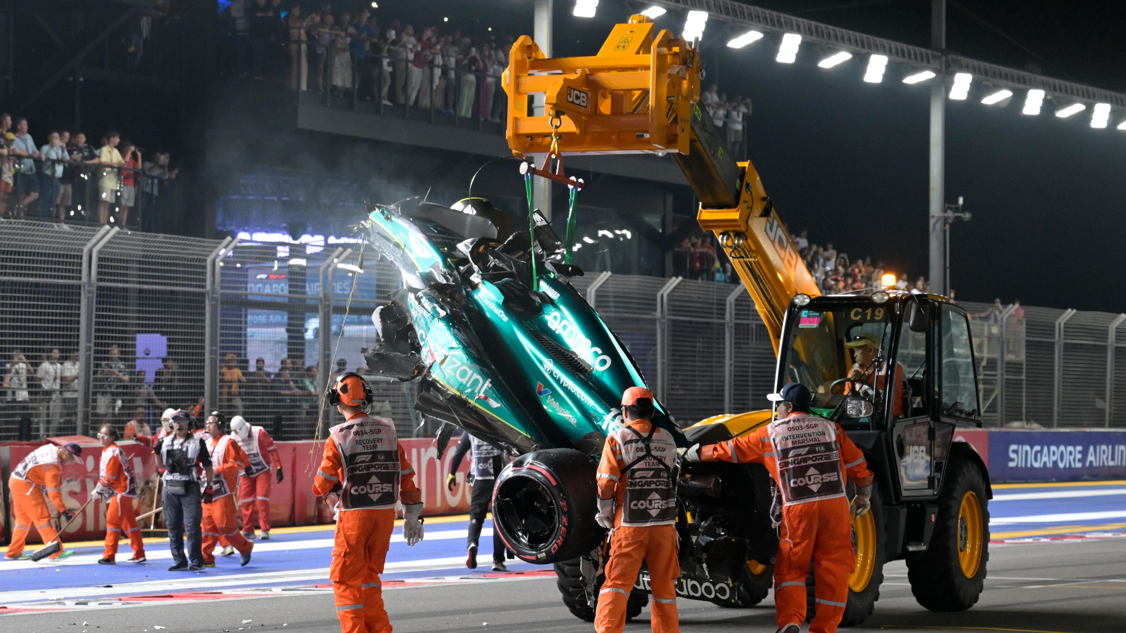 Das Auto des kanadischen Aston-Martin-Piloten Lance Stroll wird nach einem Unfall weggehoben (Archivfoto)