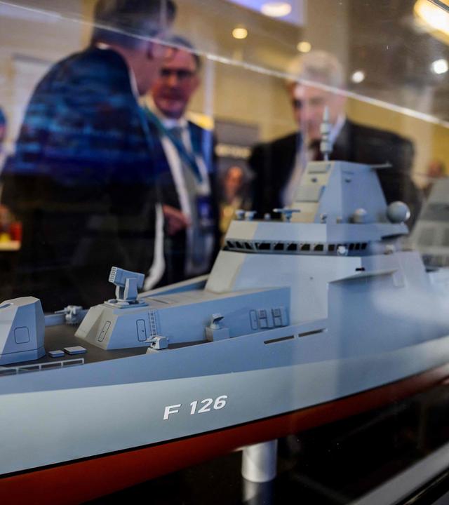 Ein Modell der F126 – bzw. der Fregatte 126 (Mehrzweck-Kampfschiff 180) – der Deutschen Marine ist auf der Berliner Sicherheitskonferenz zu europäischer Sicherheit und Verteidigung ausgestellt.