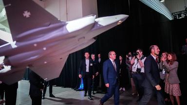 Boris Pistorius (SPD, M), Verteidigungsminister, nimmt an der Übergabezeremonie für das Kampfflugzeug vom Typ F-35A an die Deutsche Luftwaffe auf dem Werksgelände des US-Unternehmens Lockheed Martin teil