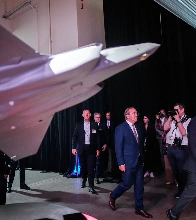 Boris Pistorius (SPD, M), Verteidigungsminister, nimmt an der Übergabezeremonie für das Kampfflugzeug vom Typ F-35A an die Deutsche Luftwaffe auf dem Werksgelände des US-Unternehmens Lockheed Martin teil