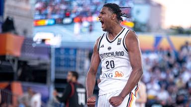 Der deutsche Basketballnationalspieler Fabian Gießmann jubelt nach einem Korberfolg im 3x3 WM Spiel gegen Österreich