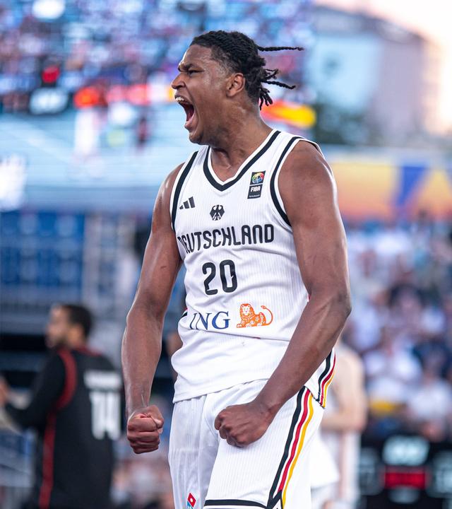 Der deutsche Basketballnationalspieler Fabian Gießmann jubelt nach einem Korberfolg im 3x3 WM Spiel gegen Österreich