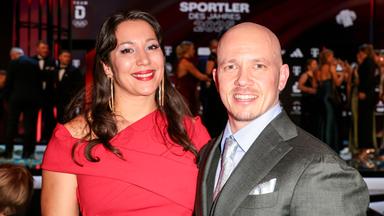 Das Bild zeigt rechts Sportler Fabian Hambüchen und links seine Ehefrau Viktoria.