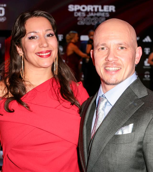 Das Bild zeigt rechts Sportler Fabian Hambüchen und links seine Ehefrau Viktoria.