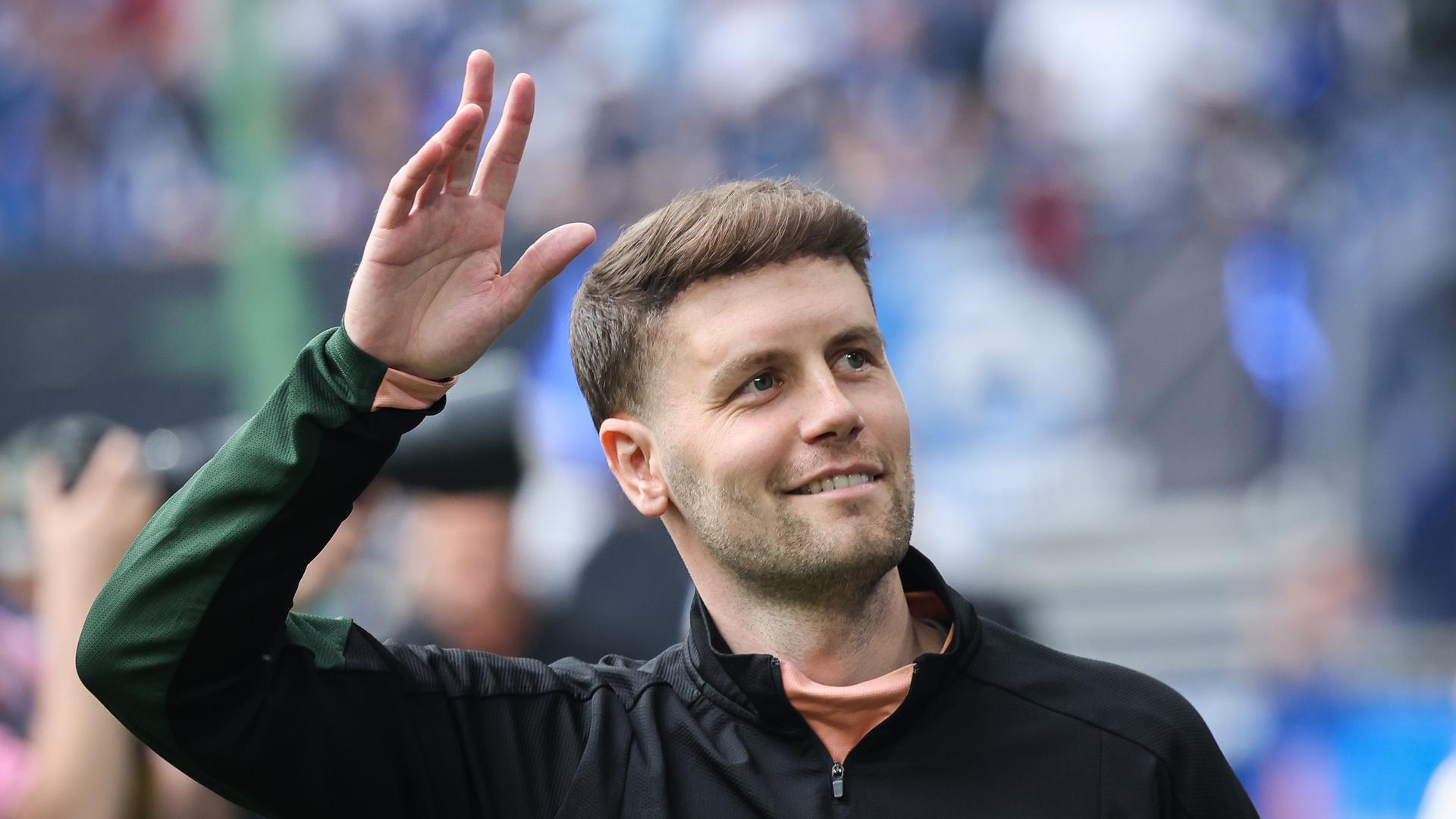 St. Paulis Trainer Fabian Hürzeler winkt vor dem Spiel am 03.05.24.