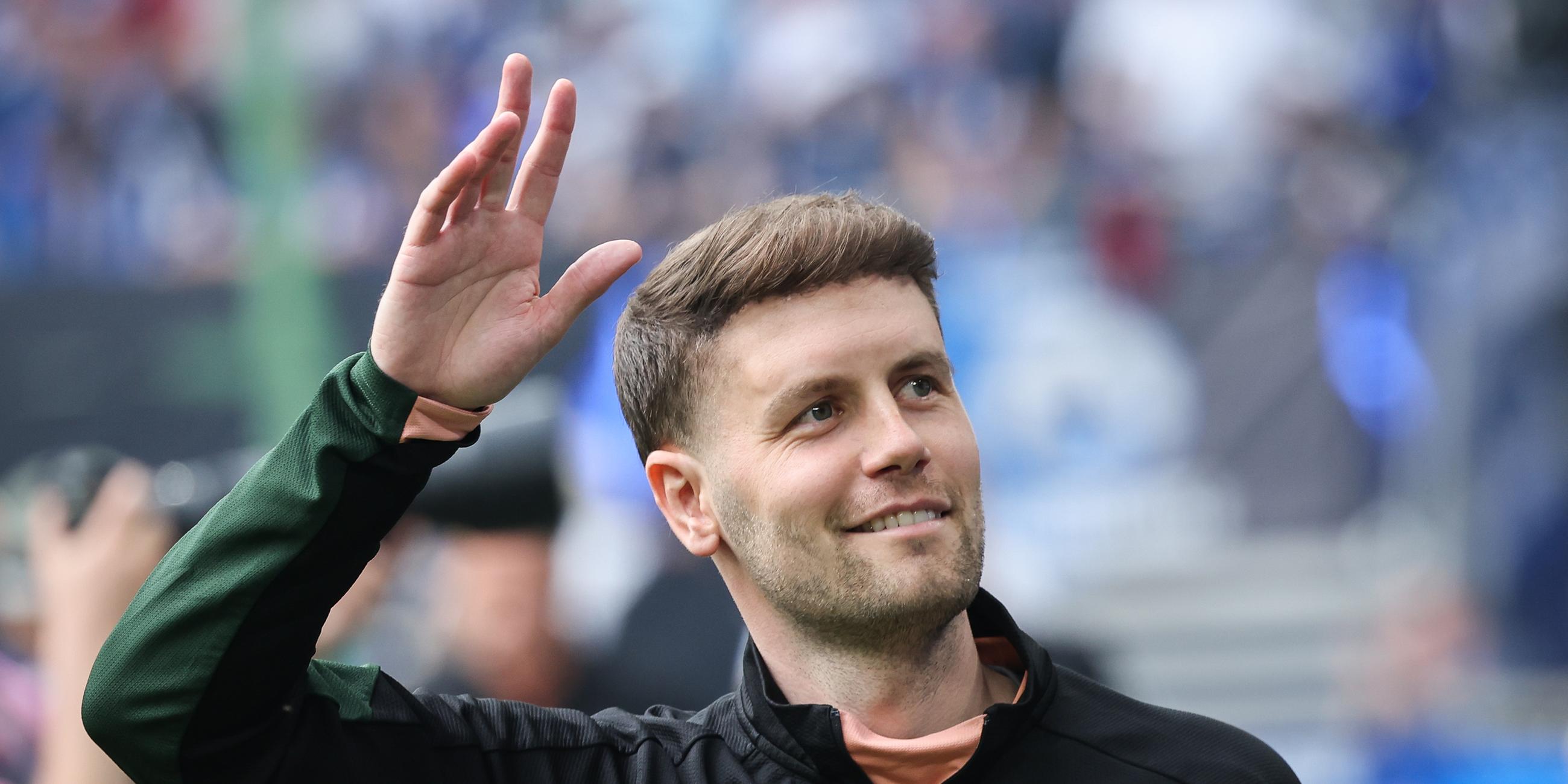 St. Paulis Trainer Fabian Hürzeler winkt vor dem Spiel am 03.05.24.